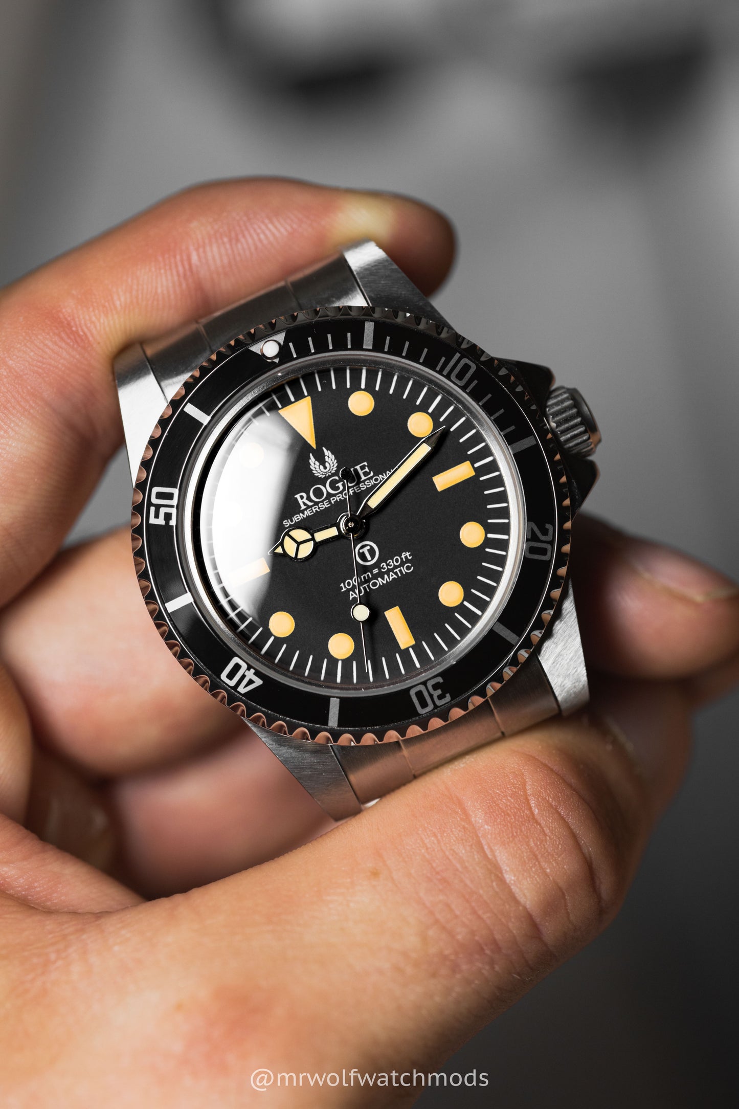 BLACK ACRYLIC VINTAGE DIVER
